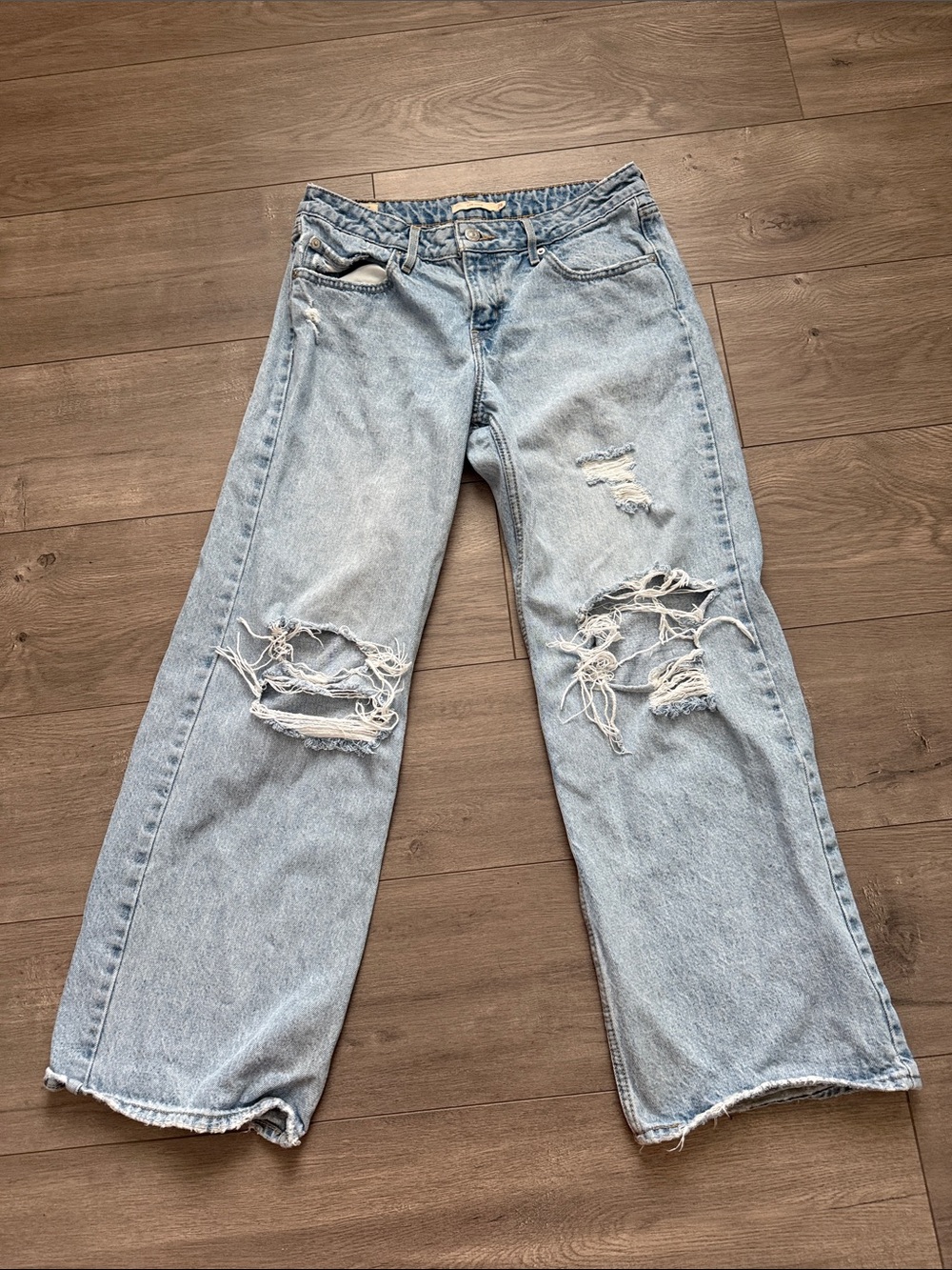 Levi’s Low Loose Light Wash Distressed Women’s Jeans Size 28 - Picture 3 of 10